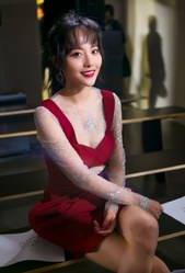  張嘉倪亮相Galtiscopio迦堤時(shí)裝周秀場   刺繡雪紡搭配連衣裙， 小露性感 