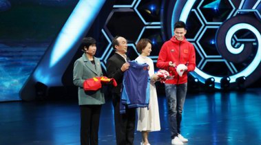 《挑戰(zhàn)不可能》迎來(lái)國(guó)旗護(hù)衛(wèi)隊(duì)，孫楊送出奪冠泳帽