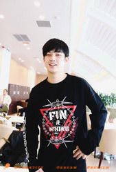  少女殺！董力身穿Burando Eno F/W 2017新款現(xiàn)身上海虹橋機場