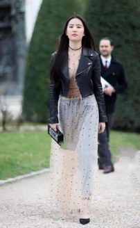 同樣褲子穿裙子里，劉亦菲是天仙，關(guān)曉彤卻成最大的笑話！