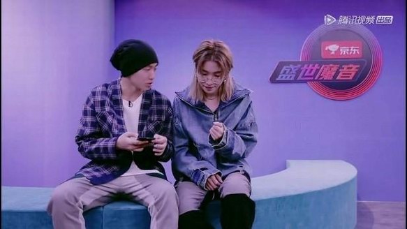 毛不易首度回歸《明日之子》 現(xiàn)場為鄧典的時(shí)尚品味點(diǎn)贊！