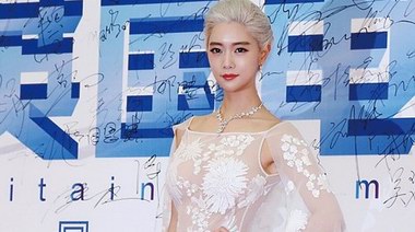 clara克拉拉真空上陣性感開(kāi)掛，白發(fā)搭配透視裝完爆眾女星