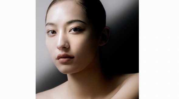 est嬡色助力擁有水嫩肌，綻放美麗光采！