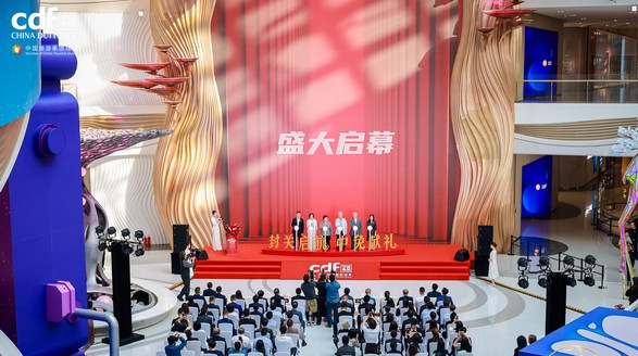 以禮啟航封關(guān)新程，中免年終盛典“十二重禮”加碼“滿百返百”