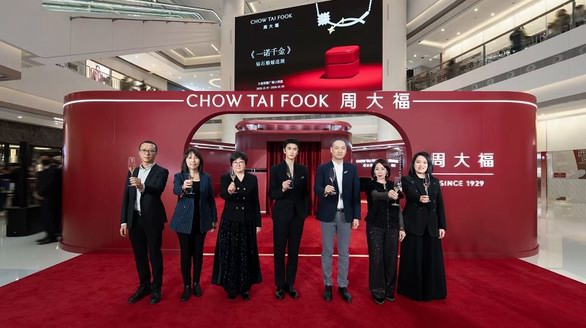 周大福「一諾千金」鉆石婚嫁巡展閃耀大連，與張?jiān)讫埞哺拌猜贸?/></a>
                                        </div>
                                        <h3 class=