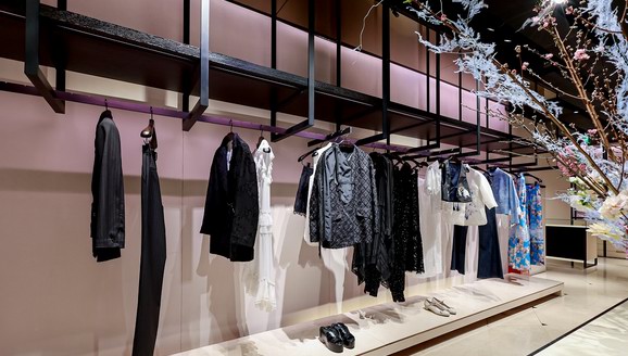 靜野藏詩(shī) 夏姿陳26春夏新品預(yù)覽亮相上海